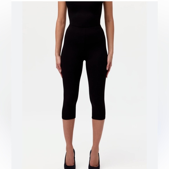 Naked Wardrobe 🖤 capri snatched leggings ~ Brand New~ XS - Picture 2 of 10